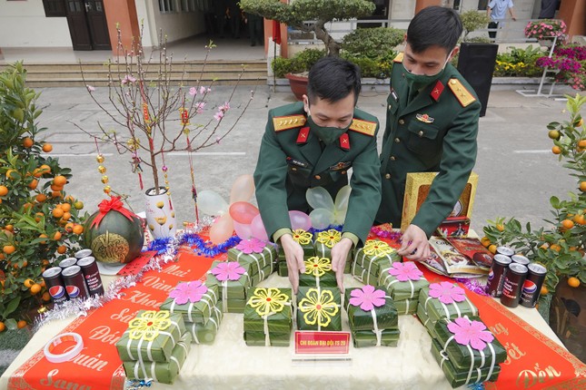 Đoàn viên Lữ đoàn cận vệ thép thi gói bánh chưng Tết ảnh 6