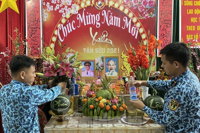 Hai 'ly rượu' đặc biệt đón giao thừa của lính tàu ngầm Việt Nam ảnh 1