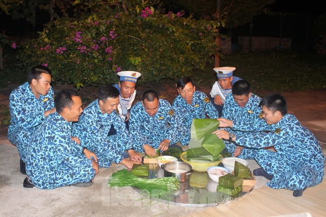 Hai 'ly rượu' đặc biệt đón giao thừa của lính tàu ngầm Việt Nam ảnh 2