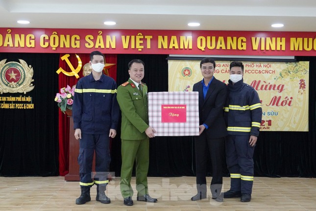 Lãnh đạo T.Ư Đoàn chúc Tết chiến sĩ phòng cháy chữa cháy, sinh viên, du học sinh ảnh 2