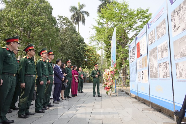 Khai mạc triển lãm ảnh ‘Bác Hồ với thanh niên’ ảnh 2