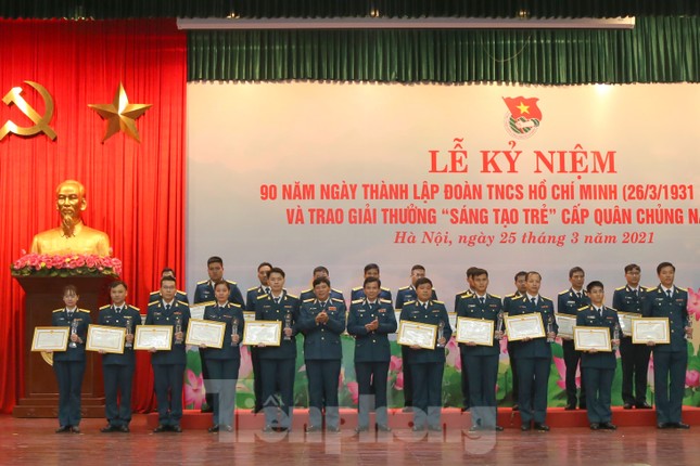 Quân chủng Phòng không - Không quân trao Giải thưởng Sáng tạo trẻ năm 2020 ảnh 2