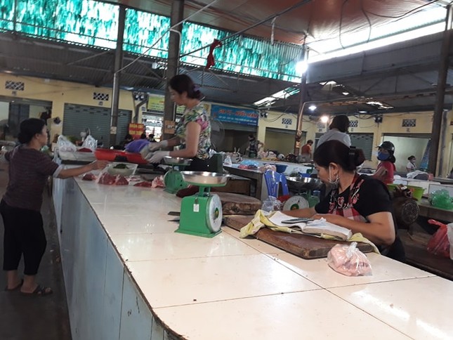 Hàng quán đóng cửa, bà nội trợ không ngại chi tiền triệu mua thịt ảnh 2