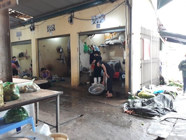 Hàng quán đóng cửa, bà nội trợ không ngại chi tiền triệu mua thịt ảnh 3
