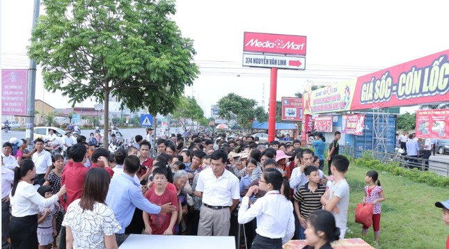Biển người chờ khai trương đại siêu thị Media Mart Hưng Yên ảnh 1
