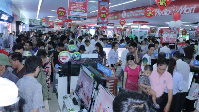 Biển người chờ khai trương đại siêu thị Media Mart Hưng Yên ảnh 2