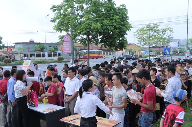 Biển người chờ khai trương đại siêu thị Media Mart Hưng Yên ảnh 4