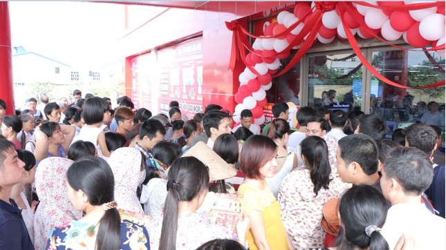 Biển người chờ khai trương đại siêu thị Media Mart Hưng Yên ảnh 8