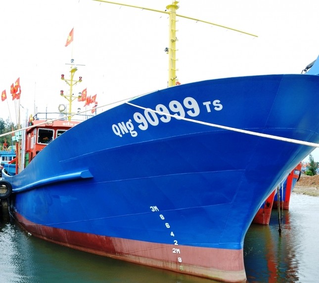 Vietcombank Quảng Ngãi bàn giao tàu vỏ thép cho ngư dân vay vốn theo Nghị định 67 ảnh 1