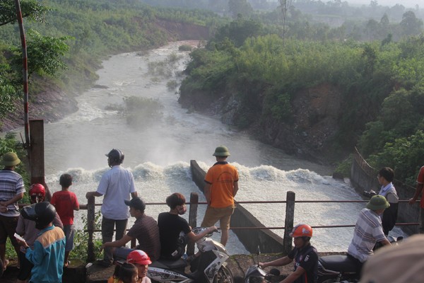 Chính thức xả lũ hồ Kẻ Gỗ ảnh 4