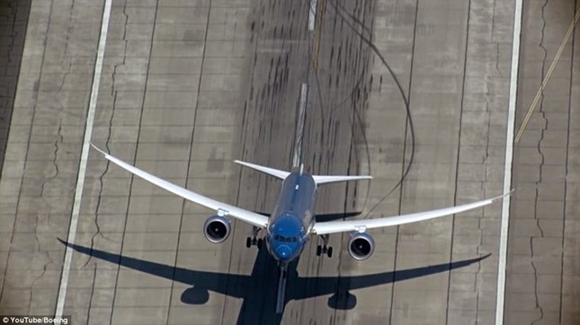 'Màn biểu diễn' của máy bay hiện đại nhất Vietnam Airlines Boeing 787-9 ảnh 2