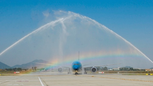 'Màn biểu diễn' của máy bay hiện đại nhất Vietnam Airlines Boeing 787-9 ảnh 8