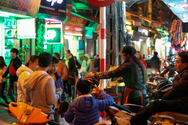 Giới trẻ, du khách Tây du xuân ăn quà vặt ảnh 1