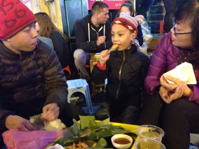 Giới trẻ, du khách Tây du xuân ăn quà vặt ảnh 4
