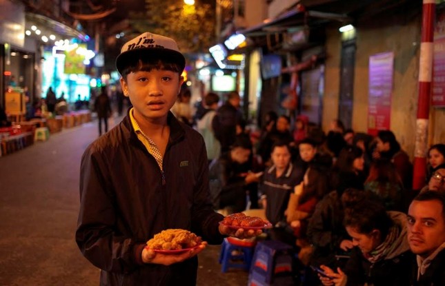 Giới trẻ, du khách Tây du xuân ăn quà vặt ảnh 5