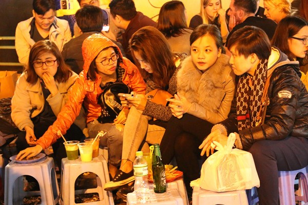 Giới trẻ, du khách Tây du xuân ăn quà vặt ảnh 6