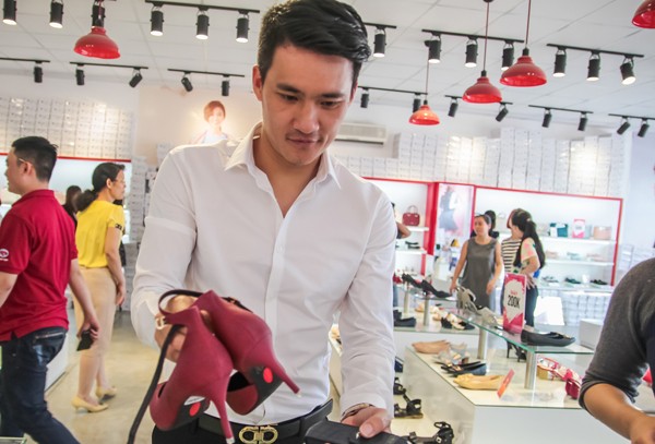 Công Vinh, Gil Lê háo hức mua quà 8/3 cho 'người ấy' ảnh 2