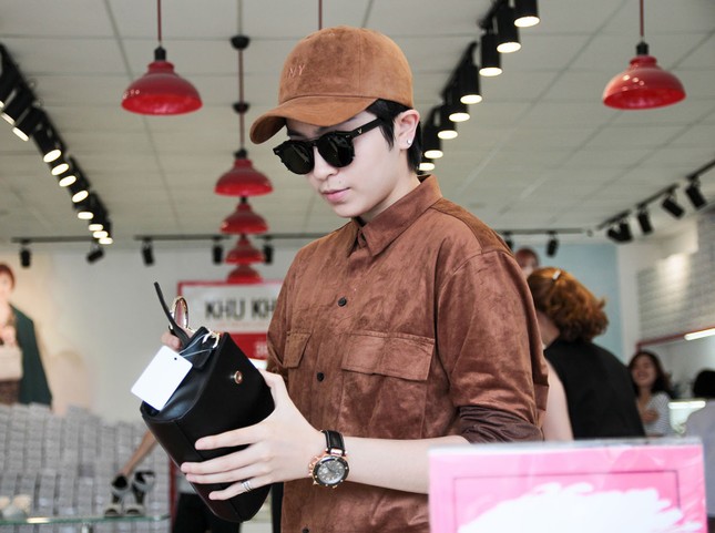 Công Vinh, Gil Lê háo hức mua quà 8/3 cho 'người ấy' ảnh 3