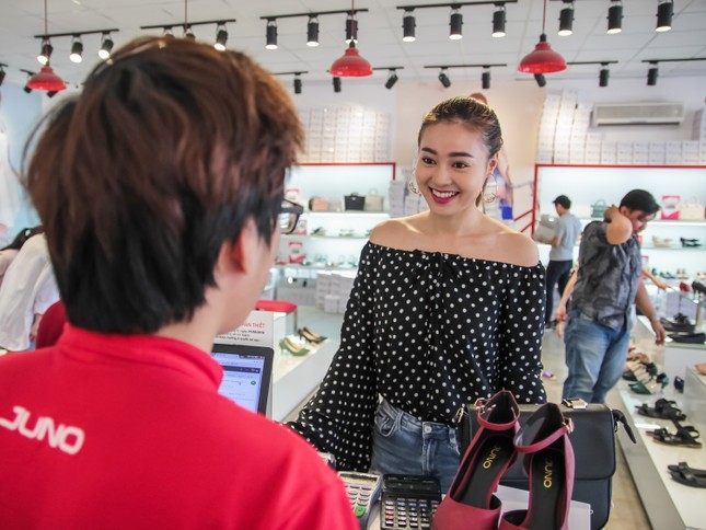Công Vinh, Gil Lê háo hức mua quà 8/3 cho 'người ấy' ảnh 6