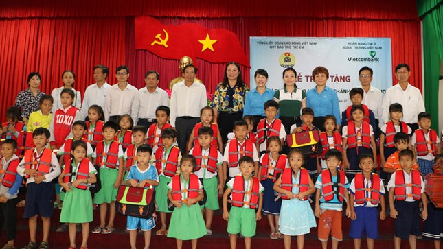 Trao cặp phao cứu sinh cho trẻ em vùng sông nước Tiền Giang và Cần Thơ ảnh 1