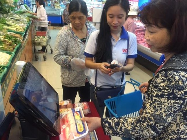 “Quẹt” tay biết ngay nguồn gốc thịt và trứng gia cầm ở TPHCM ảnh 1