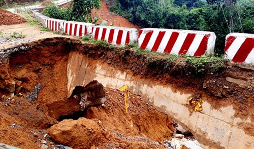 Nhiều quốc lộ ở Thanh Hóa nứt toác sau mưa lũ ảnh 2