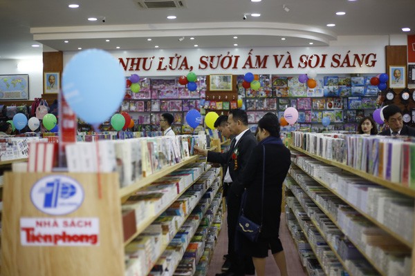 Nhà sách Tiền Phong Thái Nguyên tặng quà học sinh nghèo vượt khó ảnh 3