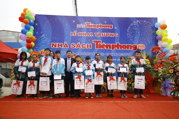 Nhà sách Tiền Phong Thái Nguyên tặng quà học sinh nghèo vượt khó ảnh 1