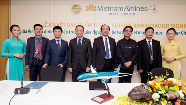 Đầu bếp Luke Nguyễn sáng tạo món ăn cho Vietnam Airlines ảnh 1