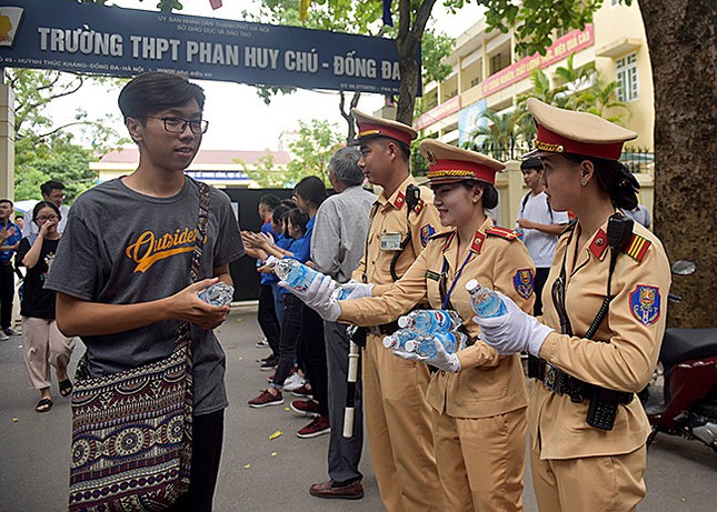 CSGT đứng tặng bút, thước kẻ miễn phí cho thí sinh ảnh 1