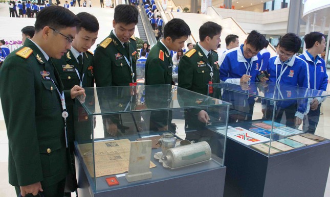 Khai mạc triển lãm ảnh tuổi trẻ Việt Nam Anh hùng ảnh 3