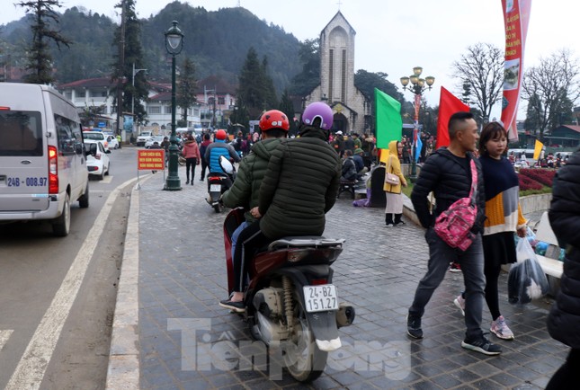 Giao thông Sa Pa 'hỗn loạn' ngày đầu lên thị xã ảnh 7