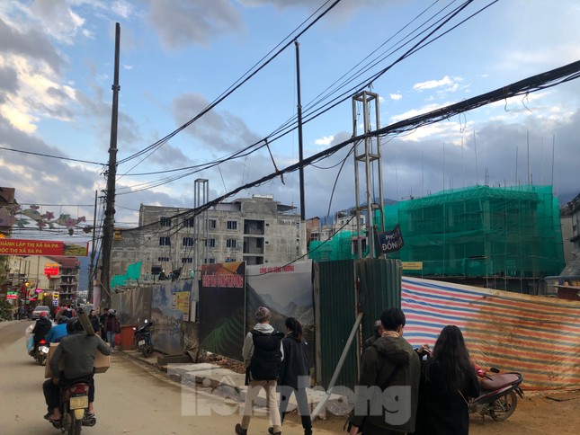 Giao thông Sa Pa 'hỗn loạn' ngày đầu lên thị xã ảnh 10