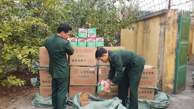 Vận chuyển hàng trăm kg pháo lậu vượt sông vào Việt Nam ảnh 1
