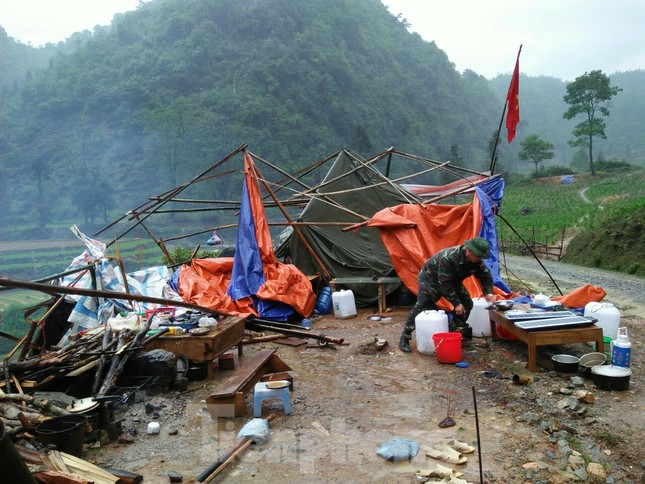Giông lốc, mưa đá cuốn bay 11 lều bạt phòng chống COVID -19 ở biên giới ảnh 9