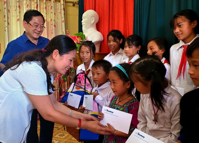 Ấm tình món quà tặng TNXP, học sinh nghèo tỉnh vùng cao Yên Bái ảnh 5