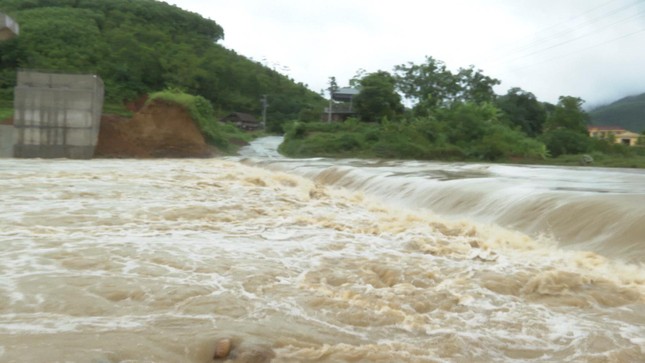Mưa lớn ở Phú Thọ, TP. Việt Trì ngập trong biển nước, nhiều xã bị cô lập ảnh 4