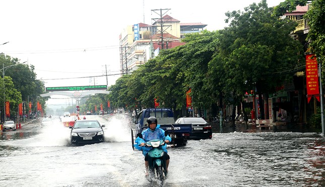 Mưa lớn ở Phú Thọ, TP. Việt Trì ngập trong biển nước, nhiều xã bị cô lập ảnh 1