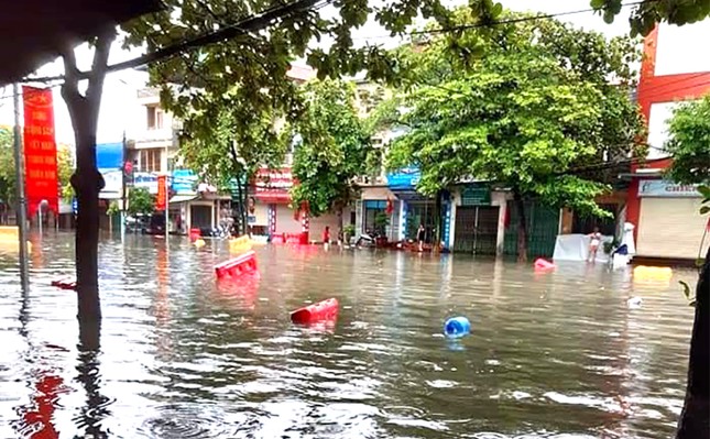 Mưa lớn ở Phú Thọ, TP. Việt Trì ngập trong biển nước, nhiều xã bị cô lập ảnh 2