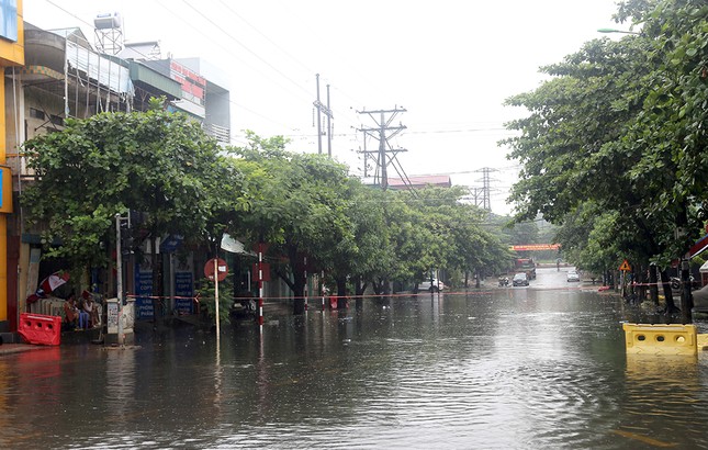 Mưa lớn ở Phú Thọ, TP. Việt Trì ngập trong biển nước, nhiều xã bị cô lập ảnh 3