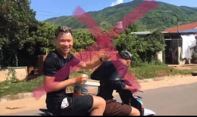 Công an triệu tập 2 'quái xế' gội đầu cho nhau khi đang đi xe máy ảnh 1