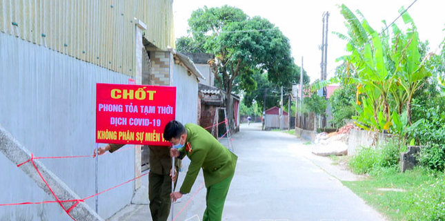 Huyện Lý Nhân phong toả 3 cụm dân, nơi có 9 người mắc COVID-19 liên quan đến Bệnh viện Phụ sản Nam Định - Ảnh: Giang Nam