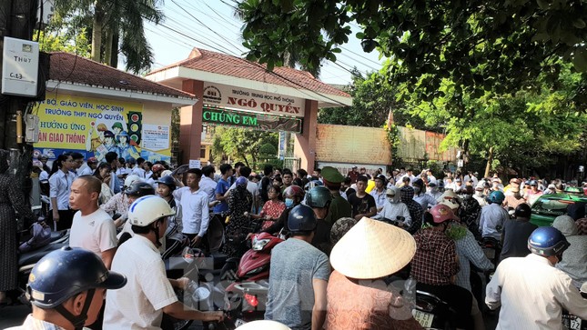 Chảo lửa thi lớp 10 Nam Định quá nóng, phụ huynh rồng rắn đội nắng ngóng con ảnh 6