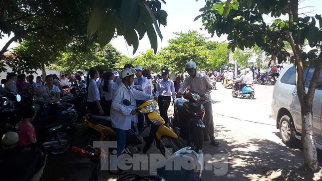 Chảo lửa thi lớp 10 Nam Định quá nóng, phụ huynh rồng rắn đội nắng ngóng con ảnh 5
