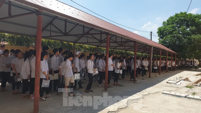 Chảo lửa thi lớp 10 Nam Định quá nóng, phụ huynh rồng rắn đội nắng ngóng con ảnh 1