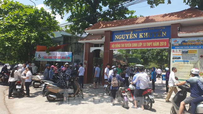 Chảo lửa thi lớp 10 Nam Định quá nóng, phụ huynh rồng rắn đội nắng ngóng con ảnh 7