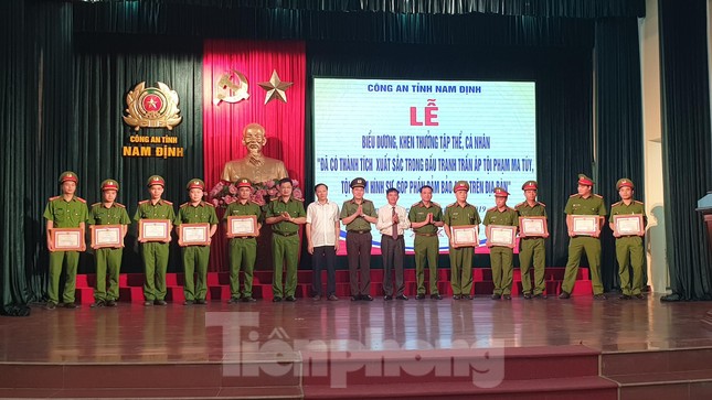 Cựu giáo viên bị bắt quả tang khi vận chuyển 15 bánh heroin ảnh 1