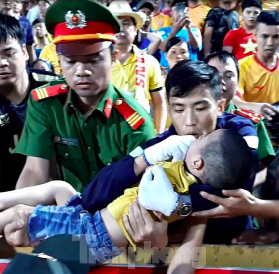 Khen thưởng chiến sỹ chịu đau cứu cháu bé được cư dân mạng tôn vinh ảnh 2