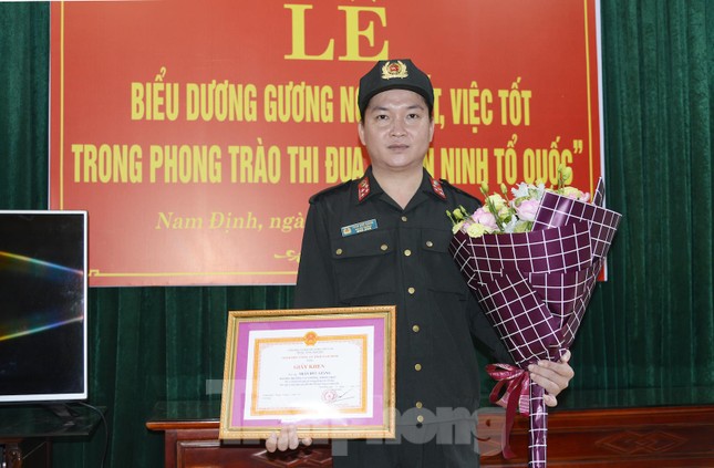 Khen thưởng chiến sỹ chịu đau cứu cháu bé được cư dân mạng tôn vinh ảnh 3