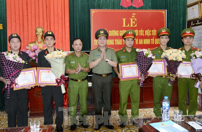 Khen thưởng chiến sỹ chịu đau cứu cháu bé được cư dân mạng tôn vinh ảnh 4